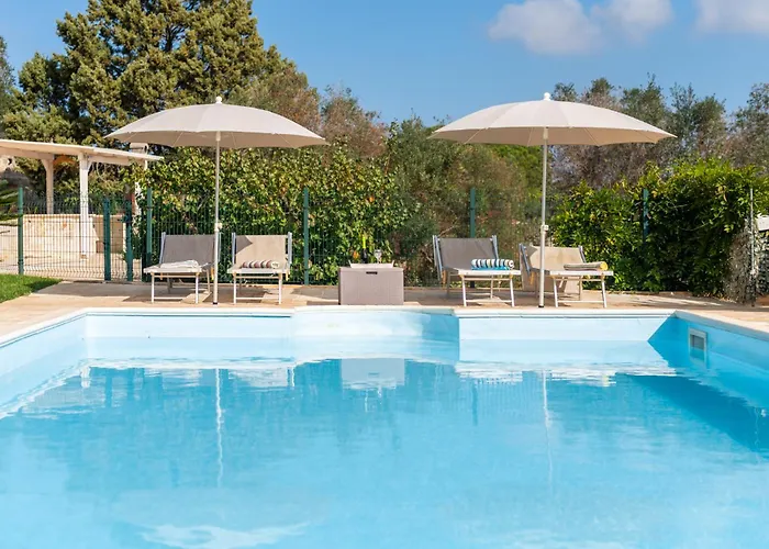 Chiara, Charming With Swimming Pool بيت للعطل أوستوني
