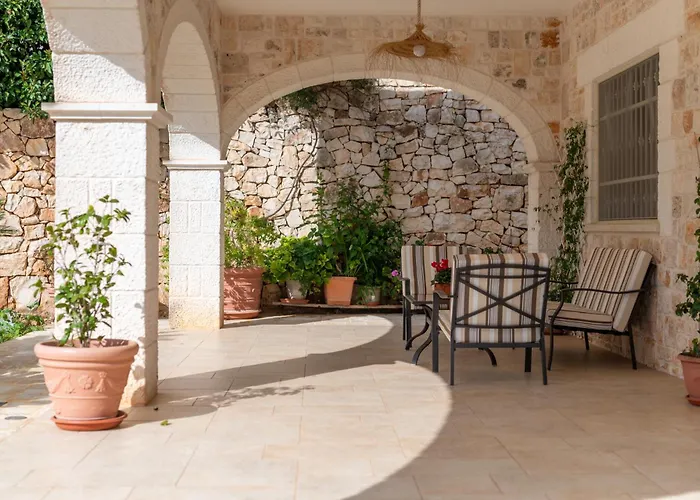 Chiara, Charming With Swimming Pool بيت للعطل *